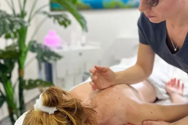 Sesión de masaje relajante en una cabina de la clínica